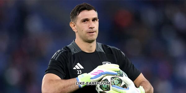 Emi Martinez Says Goodbye Aston Villa Goalkeeper in Tears After Tottenham Win