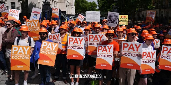 Ministers Brace for NHS Strikes After Doctors Denounce ‘Derisory’ Pay Rise